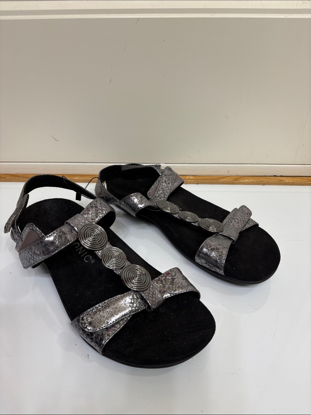 VIONIC FARRA METALLIC LEATHER SANDALS‎